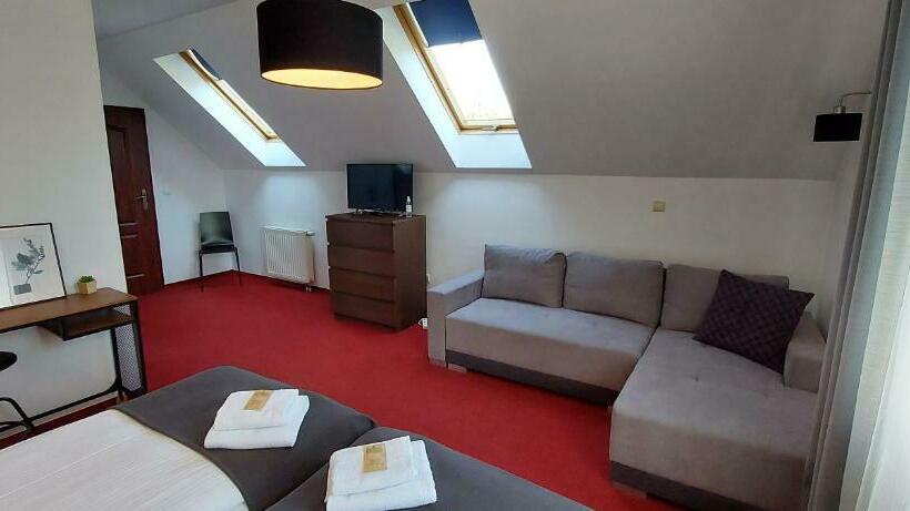 スタンダードトリプルルーム, Sandomiria