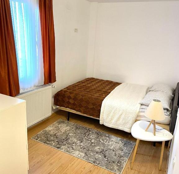 스탠다드 룸, La Mama