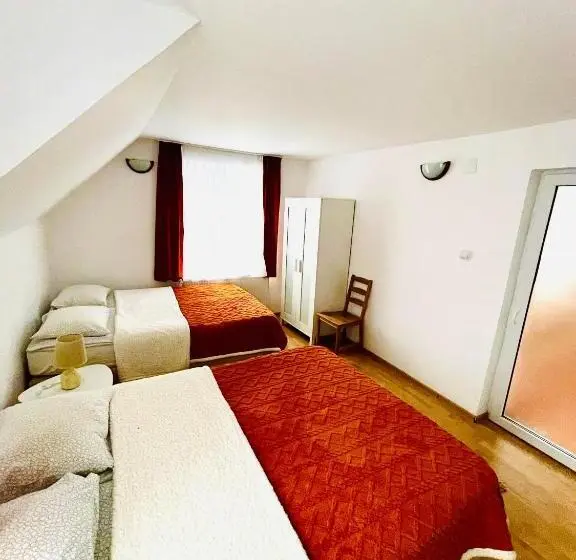 デラックスの４人部屋, La Mama