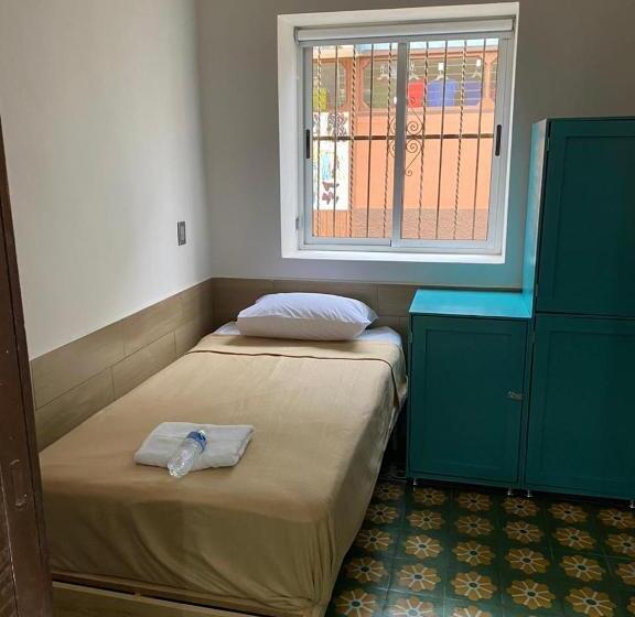 غرفة قياسية ثلاثية, Hostal Doña Cuca