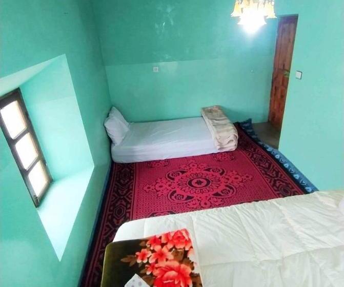 اتاق استاندارد سه تخته با سرویس بهداشتی مشترک, Dar Megdaz