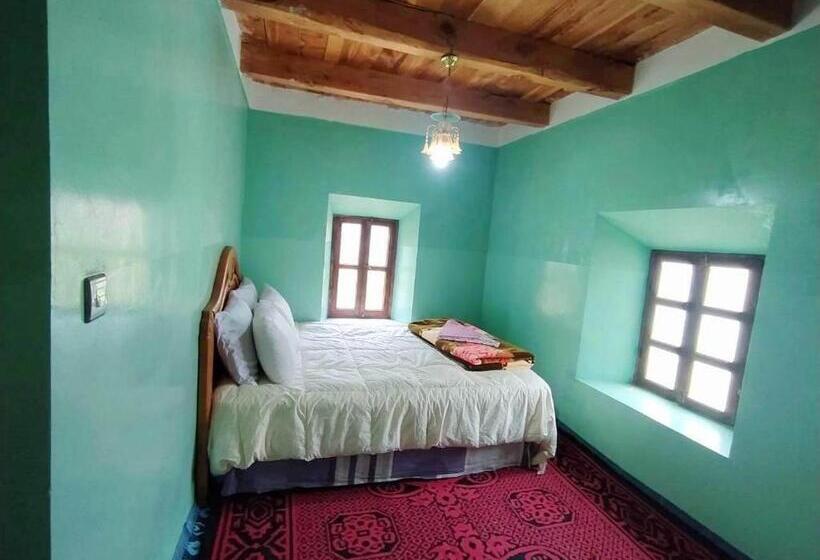 اتاق استاندارد سه تخته با سرویس بهداشتی مشترک, Dar Megdaz