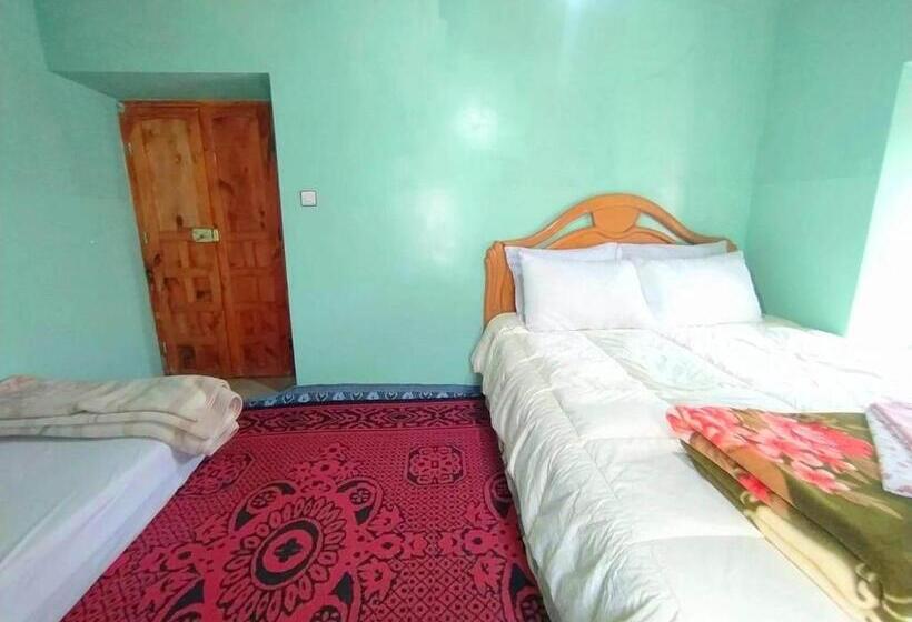 اتاق استاندارد سه تخته با سرویس بهداشتی مشترک, Dar Megdaz