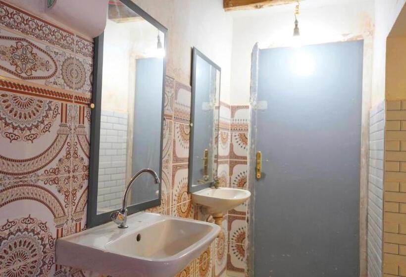 اتاق خانوادگی با سرویس بهداشتی مشترک, Dar Megdaz