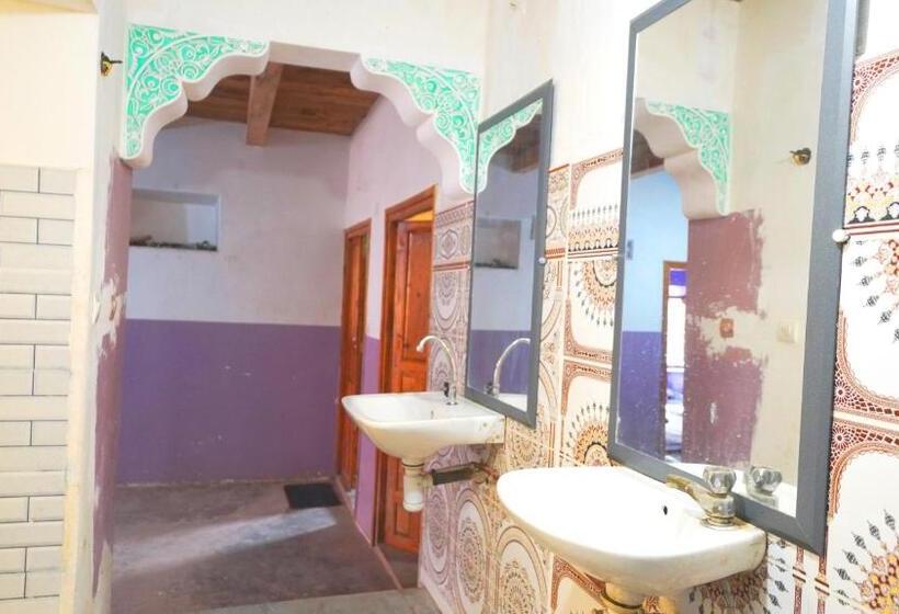 اتاق استاندارد سه تخته با سرویس بهداشتی مشترک, Dar Megdaz