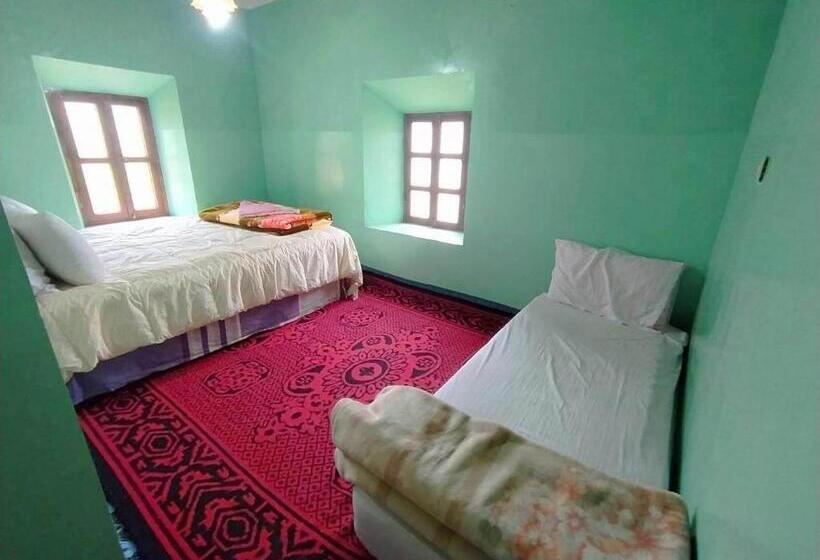 اتاق استاندارد سه تخته با سرویس بهداشتی مشترک, Dar Megdaz