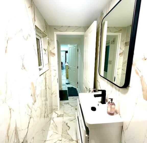 バス共有のスタンダードルーム, Fosse Luxurys