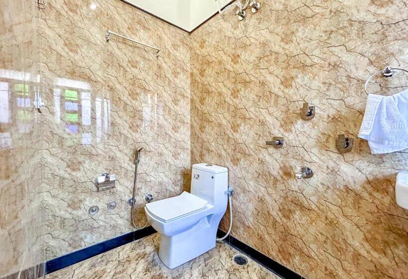 חדר דחוקס עם מיטת קינג, Vasudev Niwas