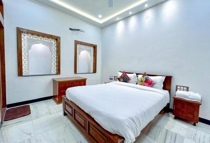 חדר דחוקס עם מיטת קינג, Vasudev Niwas