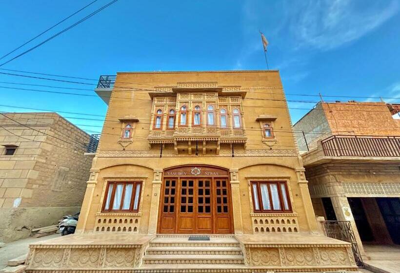 חדר דחוקס עם מיטת קינג, Vasudev Niwas