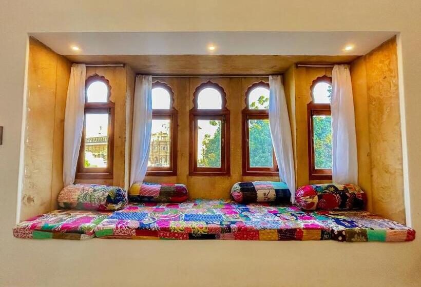 סוויטה משפחתית, Vasudev Niwas