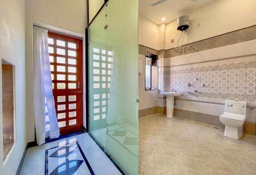 מיטת קינג בסוויטה, Vasudev Niwas