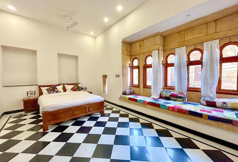 מיטת קינג בסוויטה, Vasudev Niwas