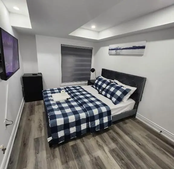 バス共有のスタンダードルーム, New Modern Room In Innisfil