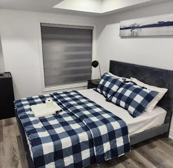 バス共有のスタンダードルーム, New Modern Room In Innisfil