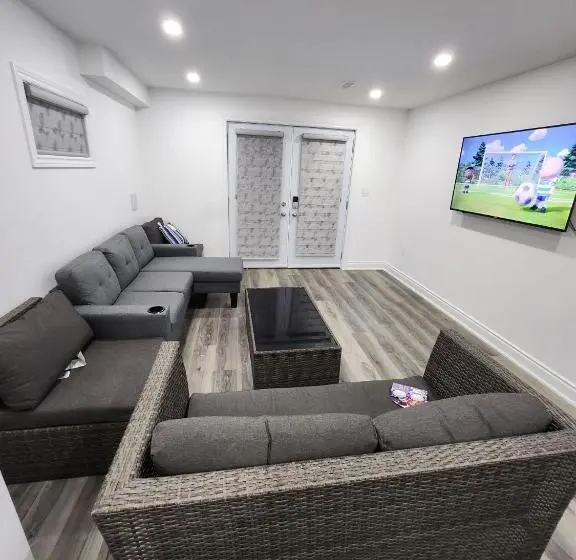 バス共有のスタンダードルーム, New Modern Room In Innisfil