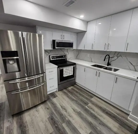 バス共有のスタンダードルーム, New Modern Room In Innisfil