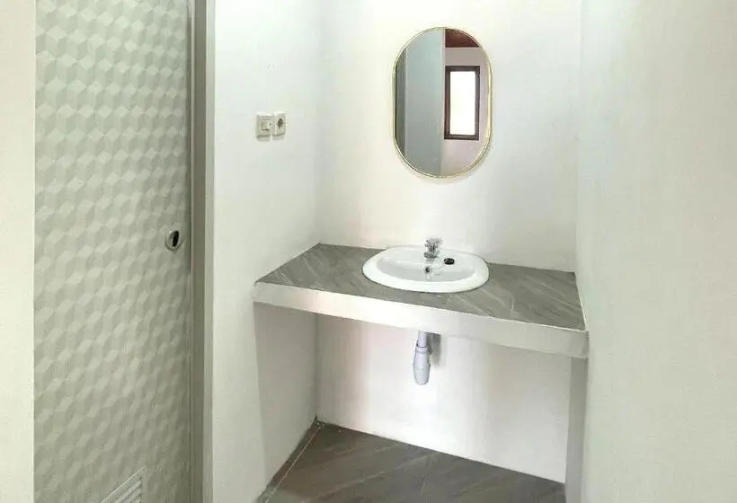 スタンダードルーム, Urbanview Hotel Nerine S Glamping Village Cipanas By Reddoorz