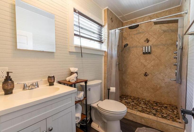 جناح, Depot Village