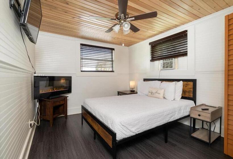 جناح, Depot Village