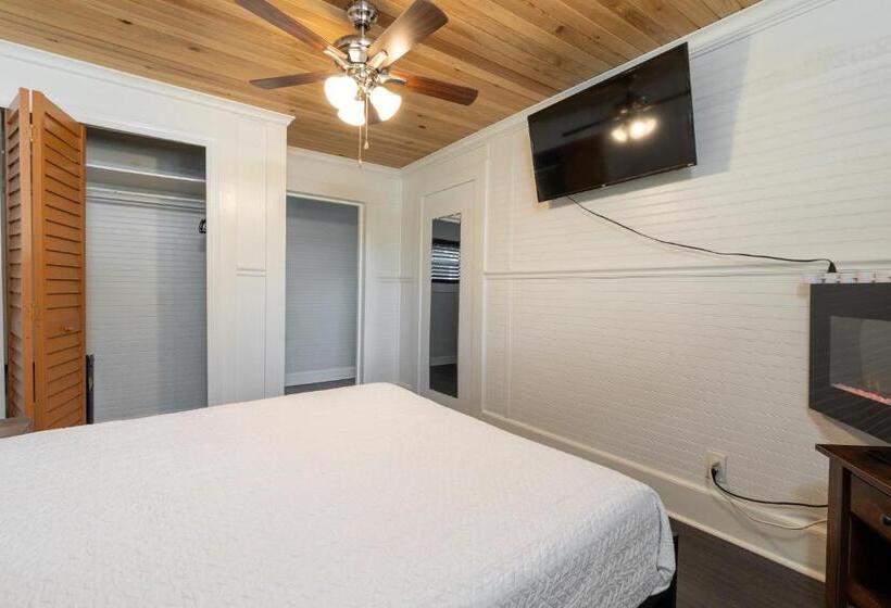 جناح, Depot Village