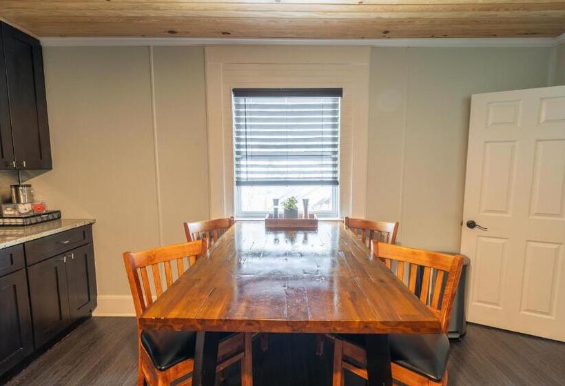 جناح, Depot Village