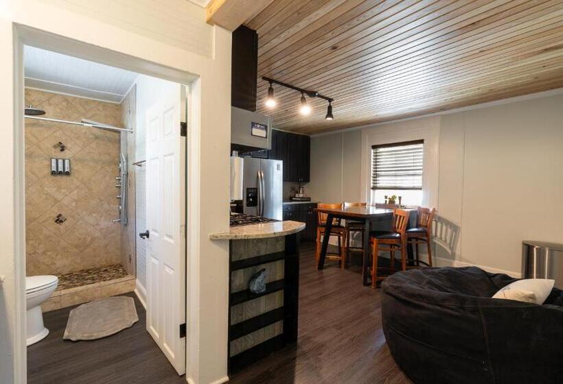 جناح, Depot Village