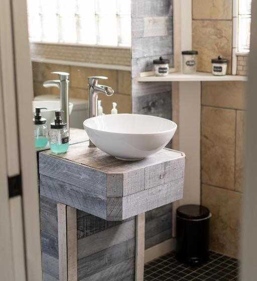 غرفة قياسية, Depot Village