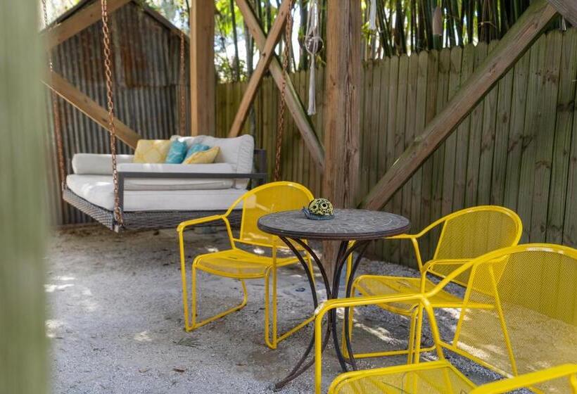 غرفة قياسية, Depot Village