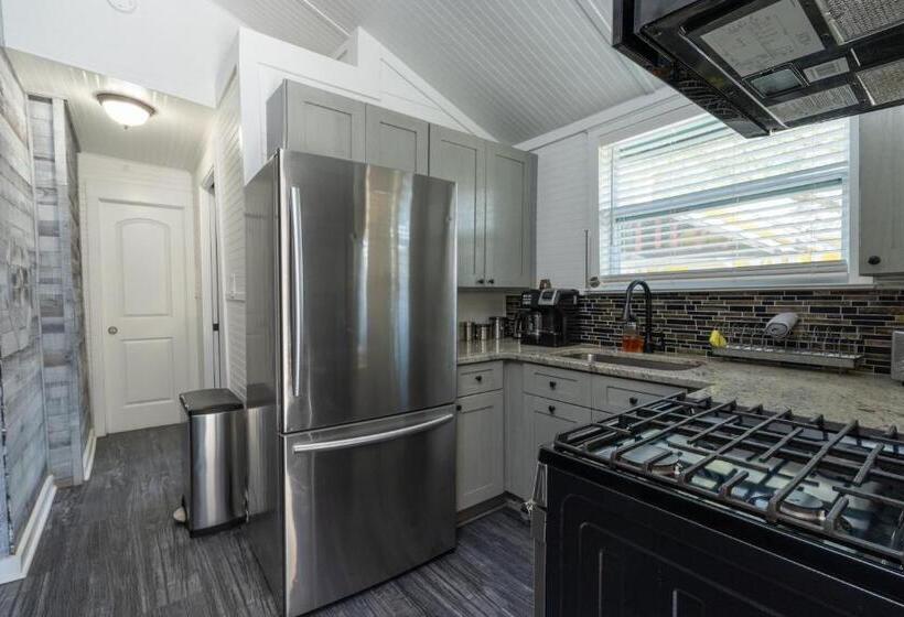 غرفة قياسية, Depot Village