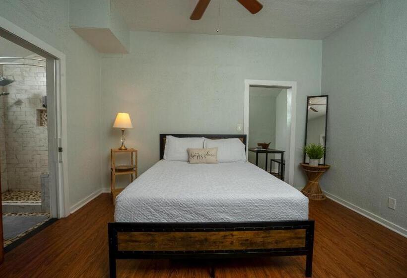 منزل غرفة نوم واحدة, Depot Village