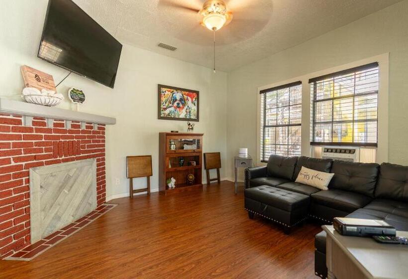 منزل غرفة نوم واحدة, Depot Village