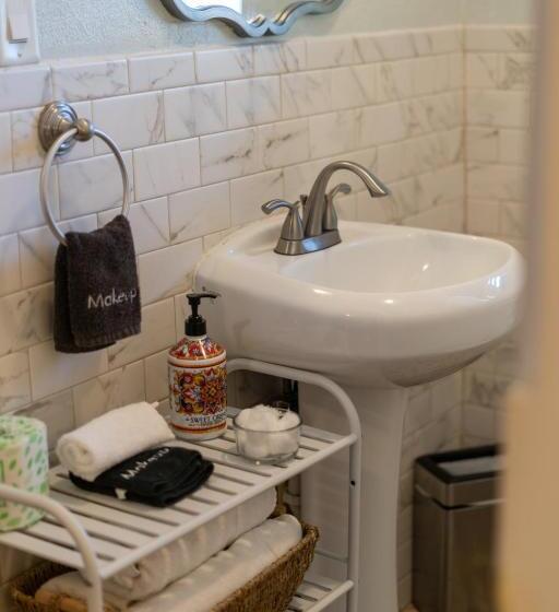 منزل غرفة نوم واحدة, Depot Village