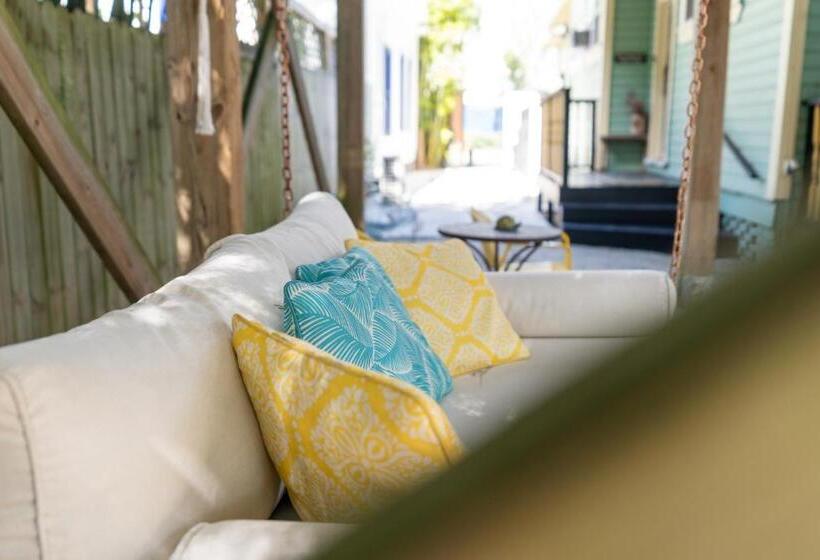 جناح, Depot Village