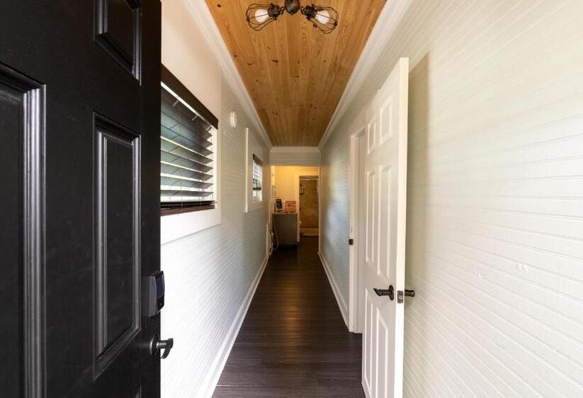 جناح, Depot Village