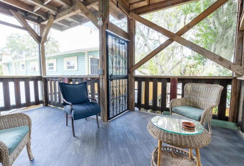 جناح, Depot Village