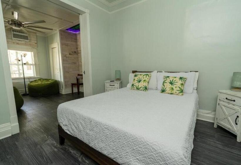 غرفة قياسية, Depot Village