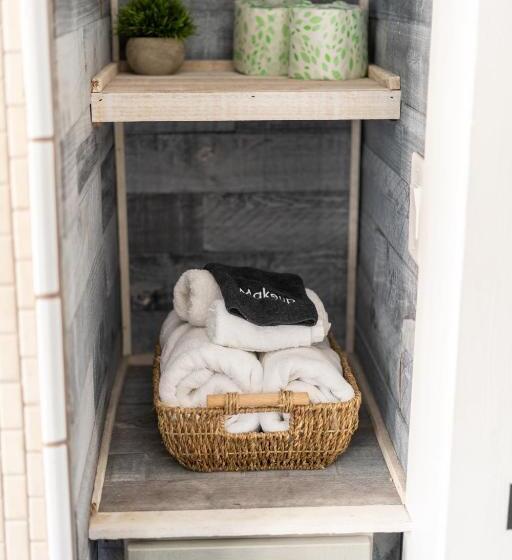 غرفة قياسية, Depot Village