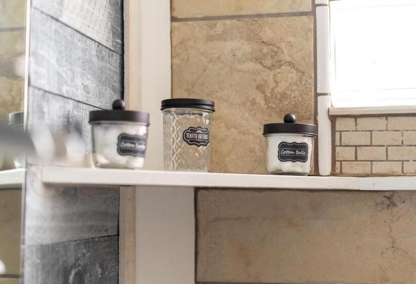 غرفة قياسية, Depot Village