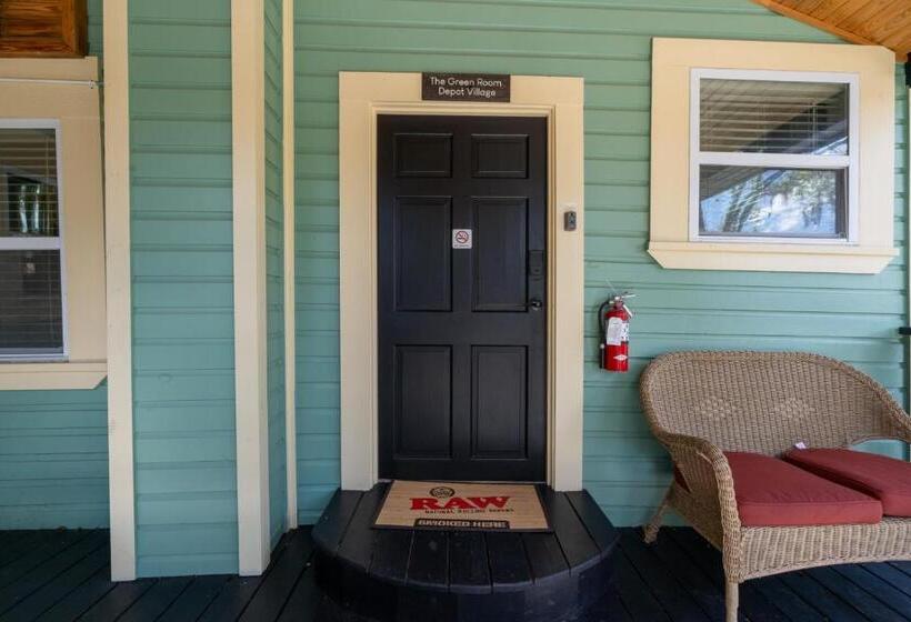 غرفة قياسية, Depot Village