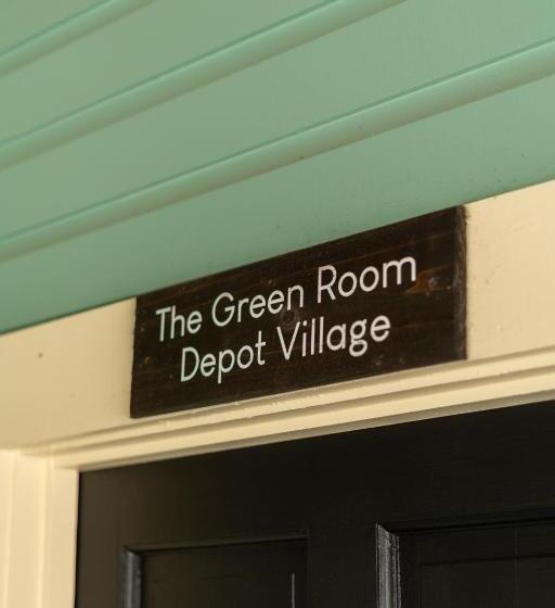 غرفة قياسية, Depot Village