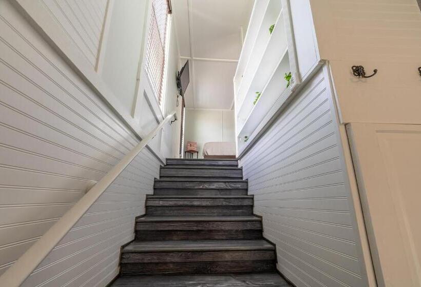 إستوديو قياسى, Depot Village