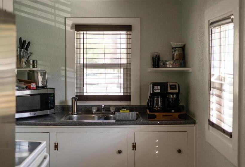 منزل غرفة نوم واحدة, Depot Village