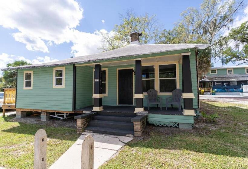 منزل غرفة نوم واحدة, Depot Village