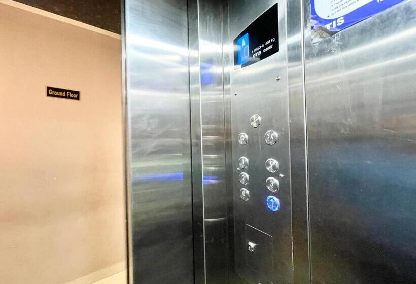 Habitación Deluxe, Nandini Palace ! Varanasi ! होटल नंदिनी पैलेस  హోటల్ నందిని ప్యాలెస్ ! Fully Air Conditioned Hotel F