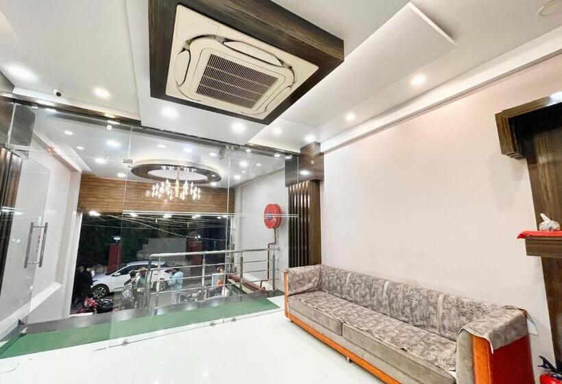 Номер Deluxe, Nandini Palace ! Varanasi ! होटल नंदिनी पैलेस  హోటల్ నందిని ప్యాలెస్ ! Fully Air Conditioned Hotel F