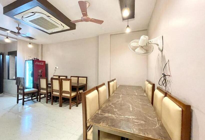 Cameră Economică, Nandini Palace ! Varanasi ! होटल नंदिनी पैलेस  హోటల్ నందిని ప్యాలెస్ ! Fully Air Conditioned Hotel F