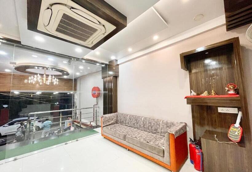 Habitación Economy, Nandini Palace ! Varanasi ! होटल नंदिनी पैलेस  హోటల్ నందిని ప్యాలెస్ ! Fully Air Conditioned Hotel F