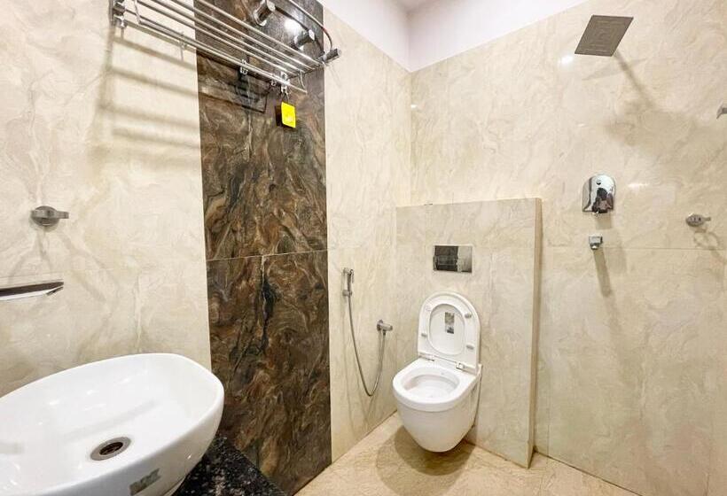 Номер Economy, Nandini Palace ! Varanasi ! होटल नंदिनी पैलेस  హోటల్ నందిని ప్యాలెస్ ! Fully Air Conditioned Hotel F