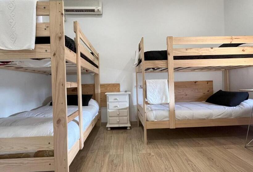 اتاق استاندارد چهارنفره با سرویس بهداشتی مشترک, Pensión Galicia